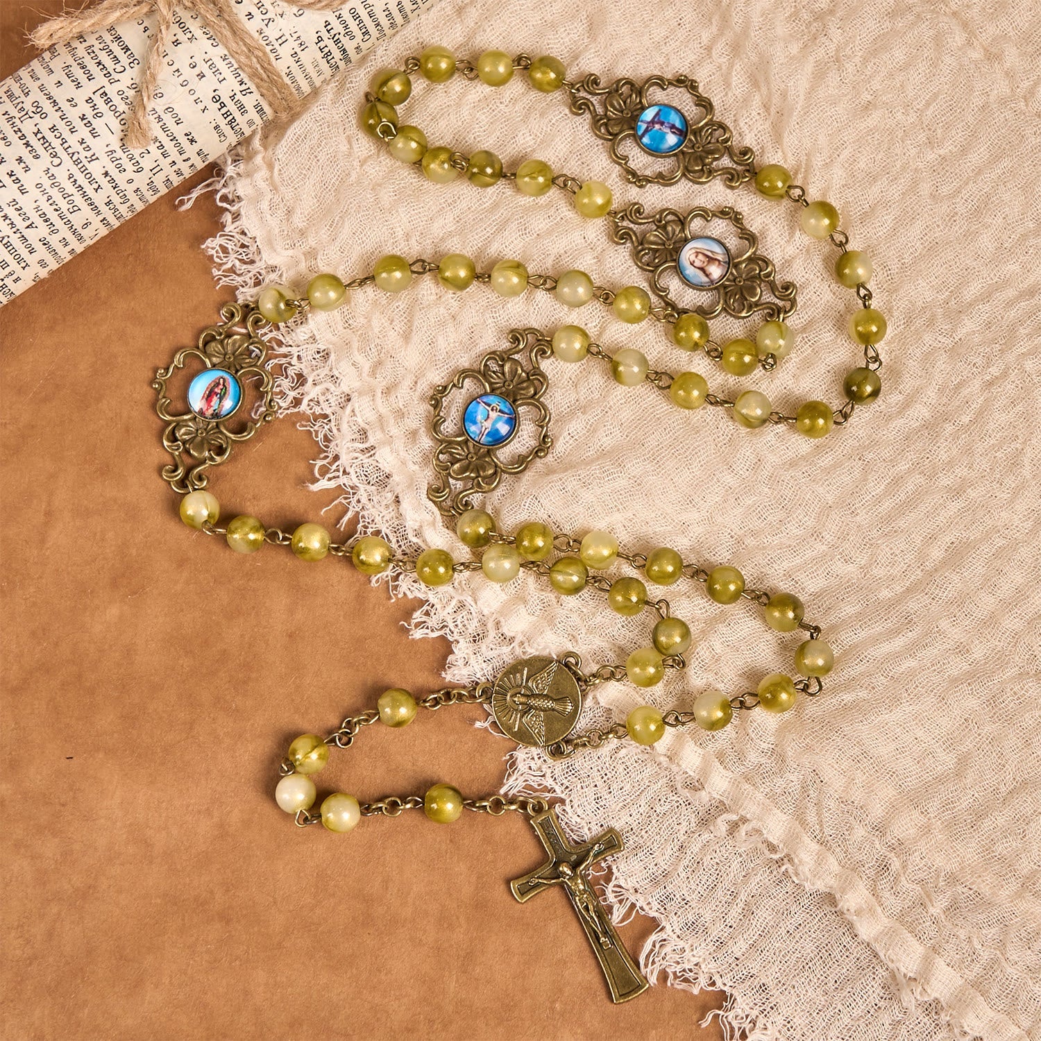 christiandiscipleshop Heiliger Geist & Kruzifix aus besonderem Vintage-Metall, Rosenkranz aus 8 mm gelbgrünen Perlen