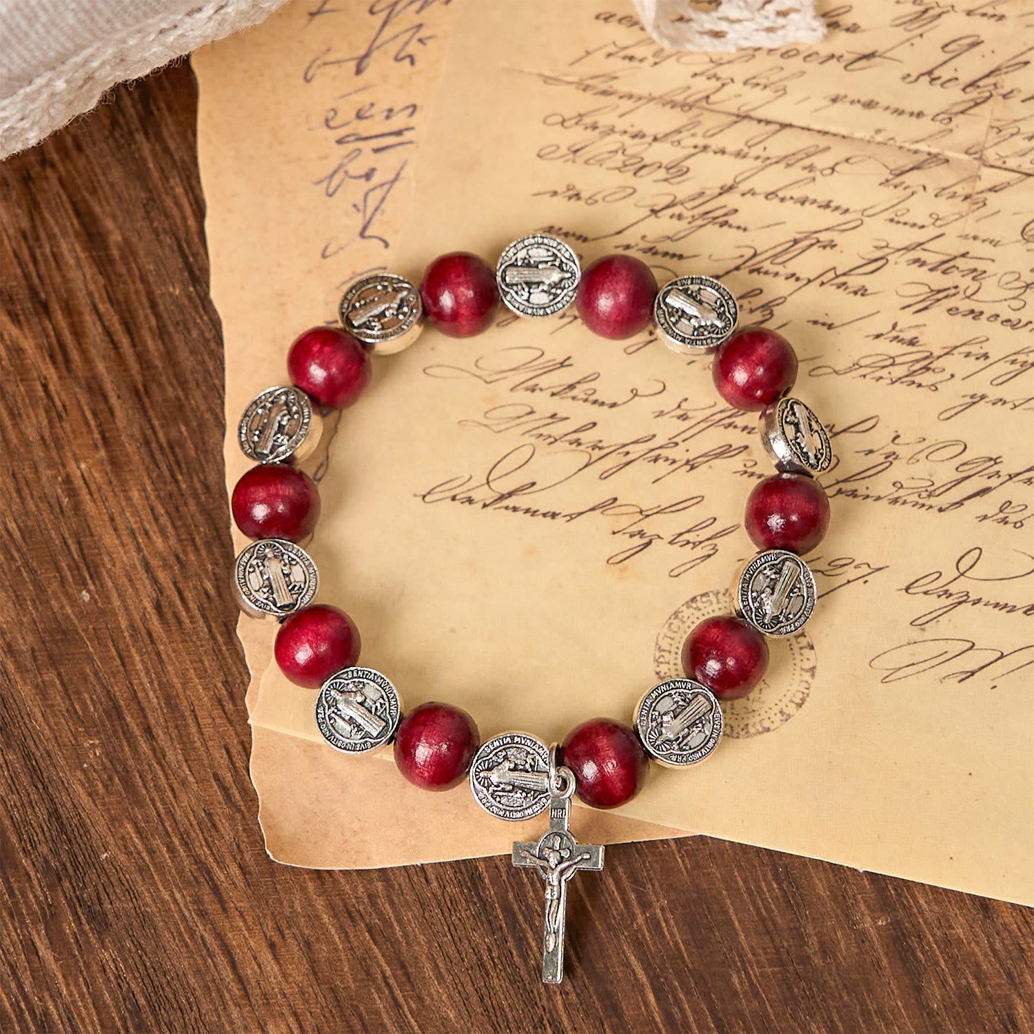 christiandiscipleshop Vintage-Anhänger und Armband mit roten Perlen im Stil des Heiligen Benedikt: Ein geschätztes Symbol heiliger Führung