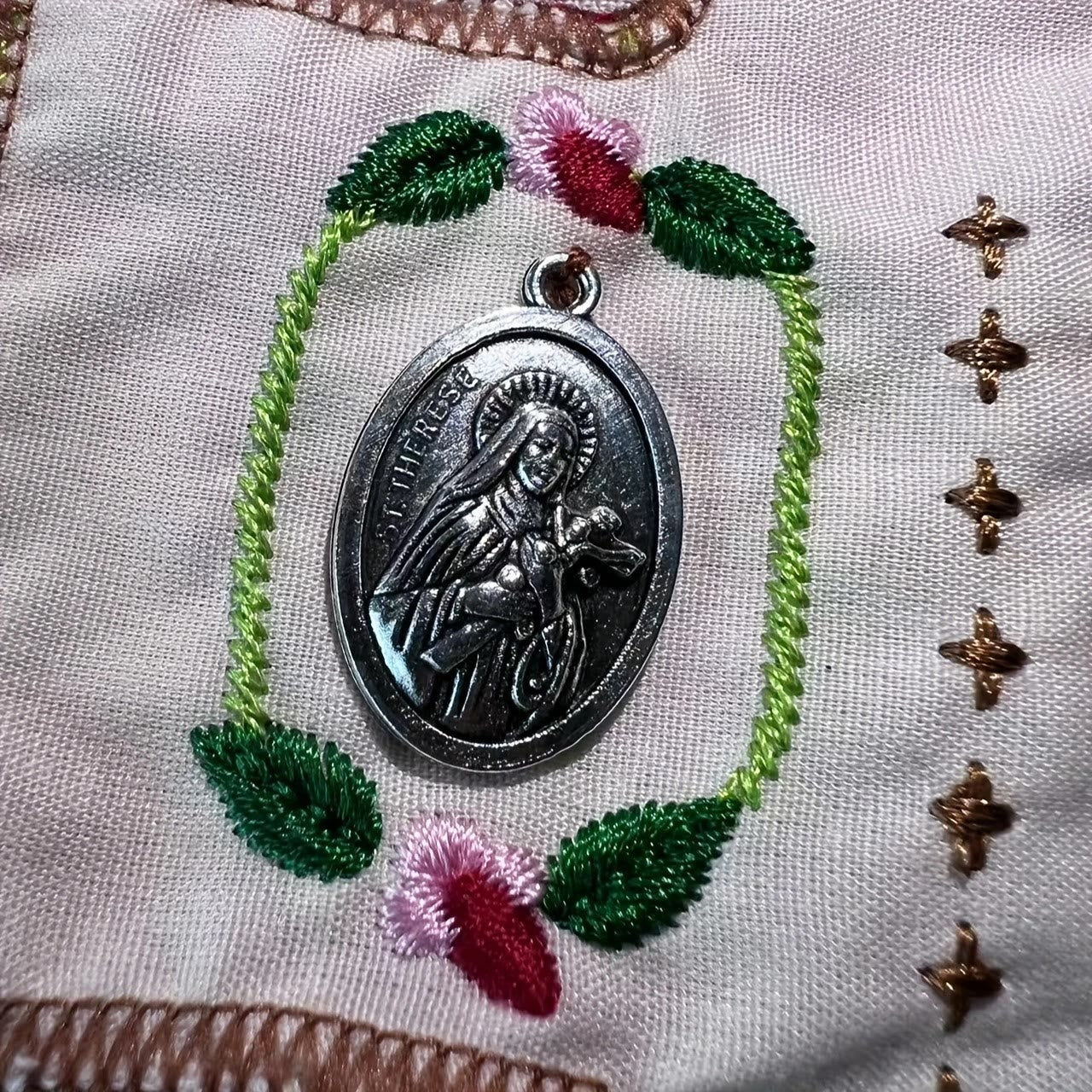 christiandiscipleshop Hand-Embroidered Portable Green Pocket Shrine Cross Included Inside