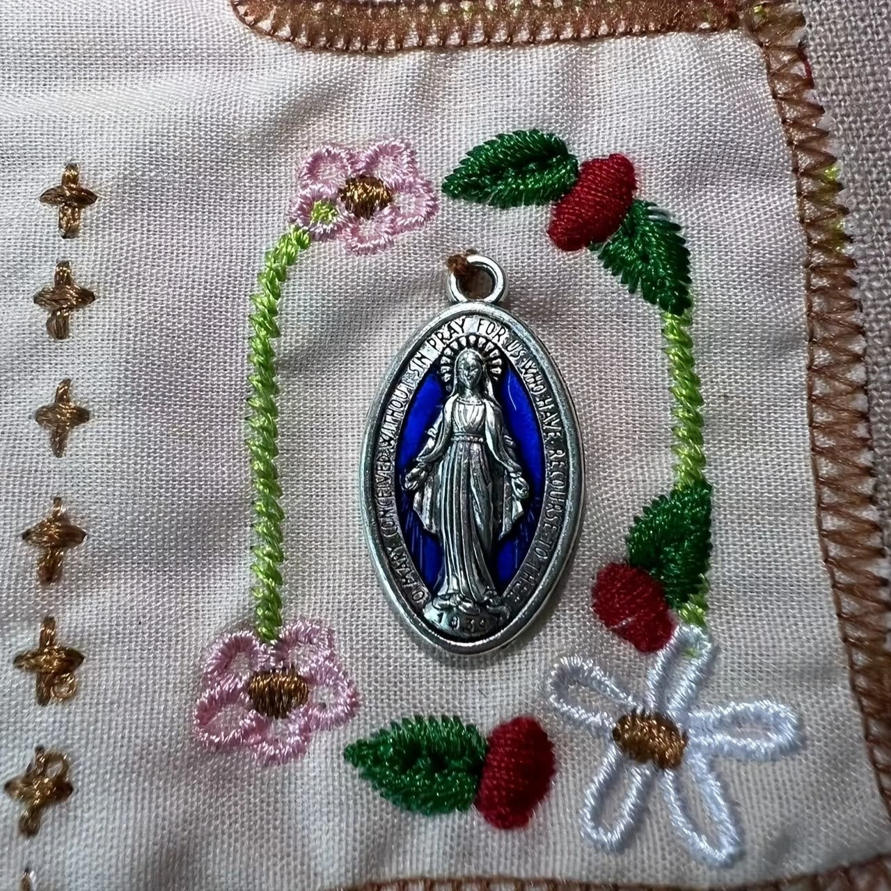christiandiscipleshop Hand-Embroidered Portable Green Pocket Shrine Cross Included Inside