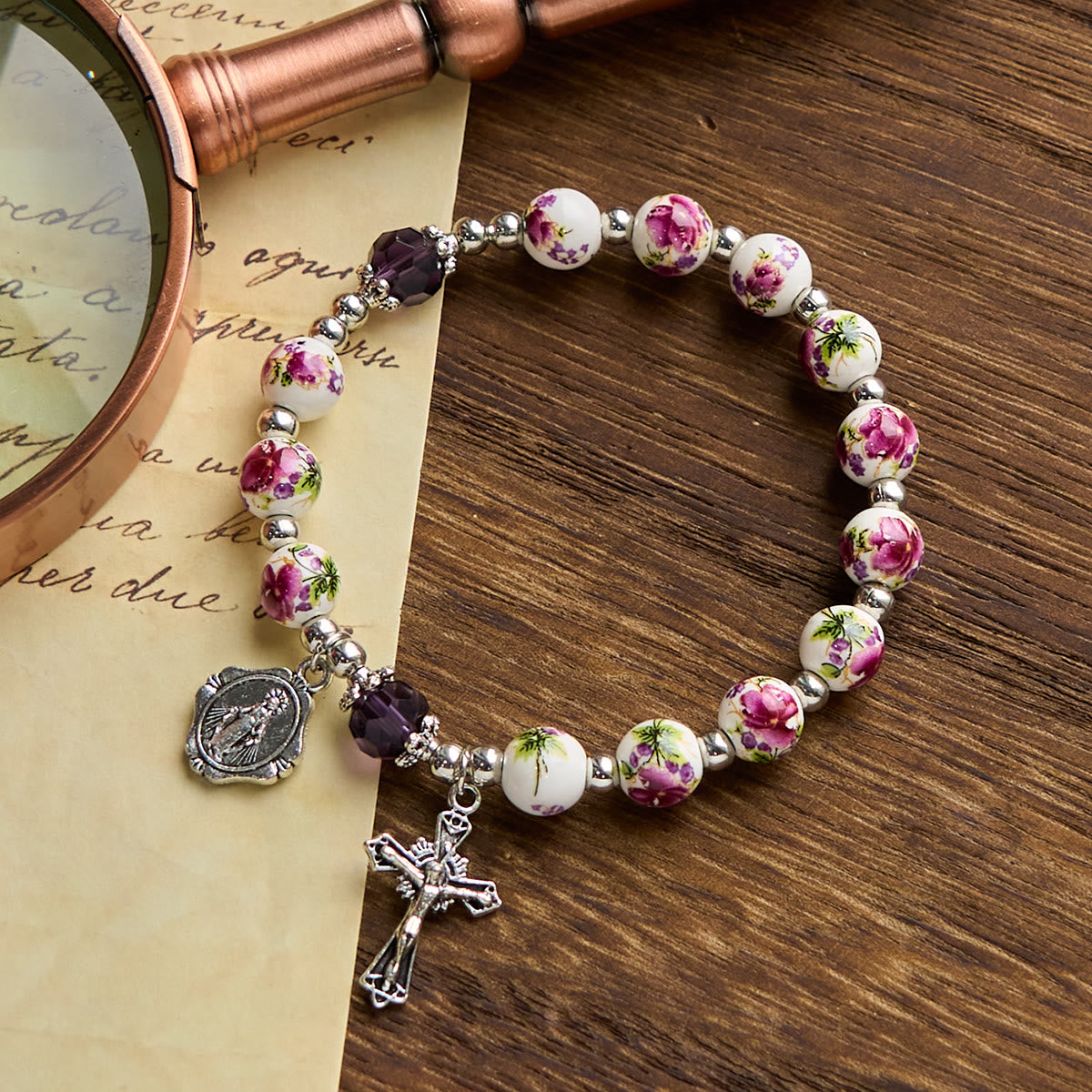 Mehrfarbiges, florales Keramik-Stretcharmband mit Wundermedaille und Kruzifix von Christiandiscipleshop: Dezente Eleganz des Glaubens