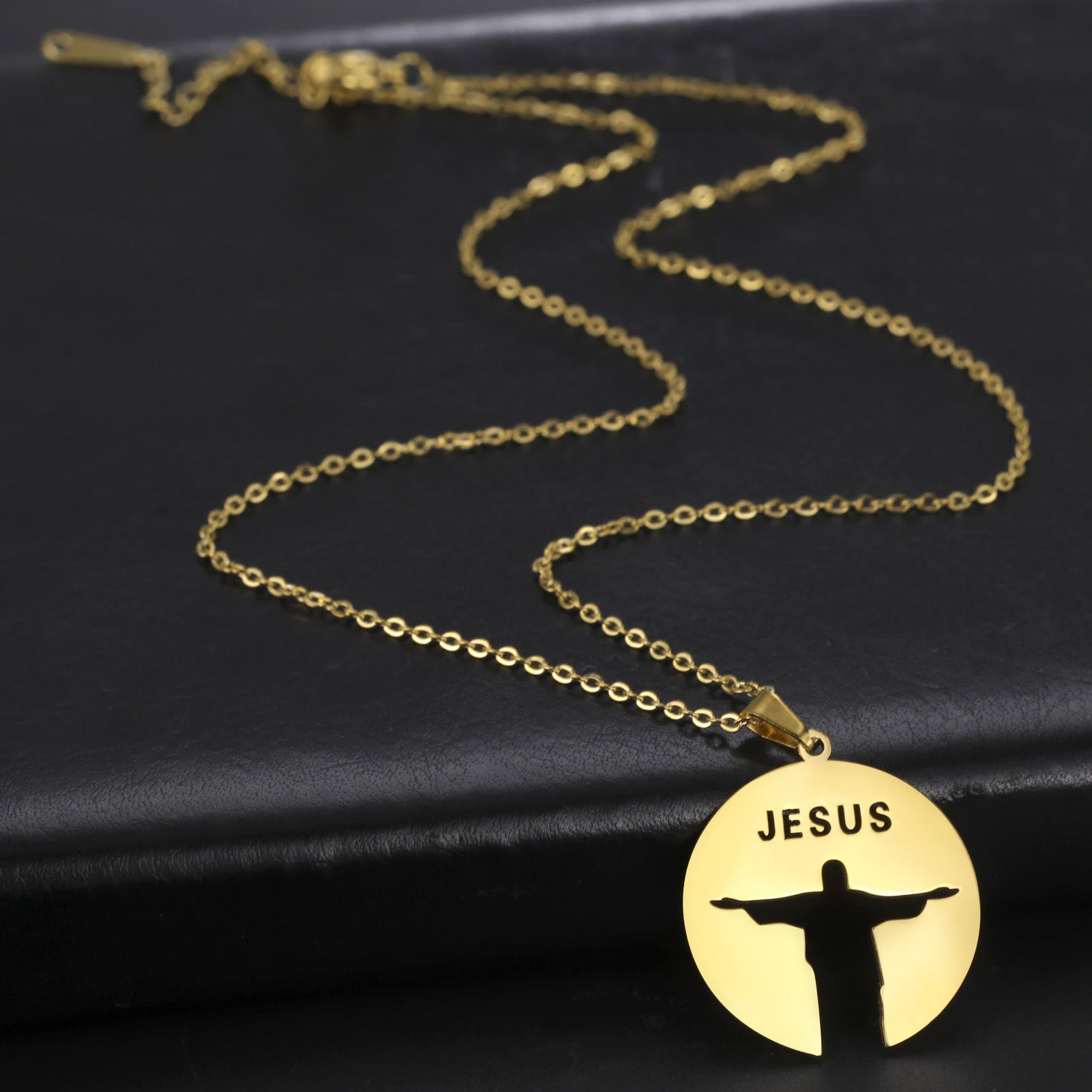 Christiandiscipleshop Round Jesus Pendant Necklace