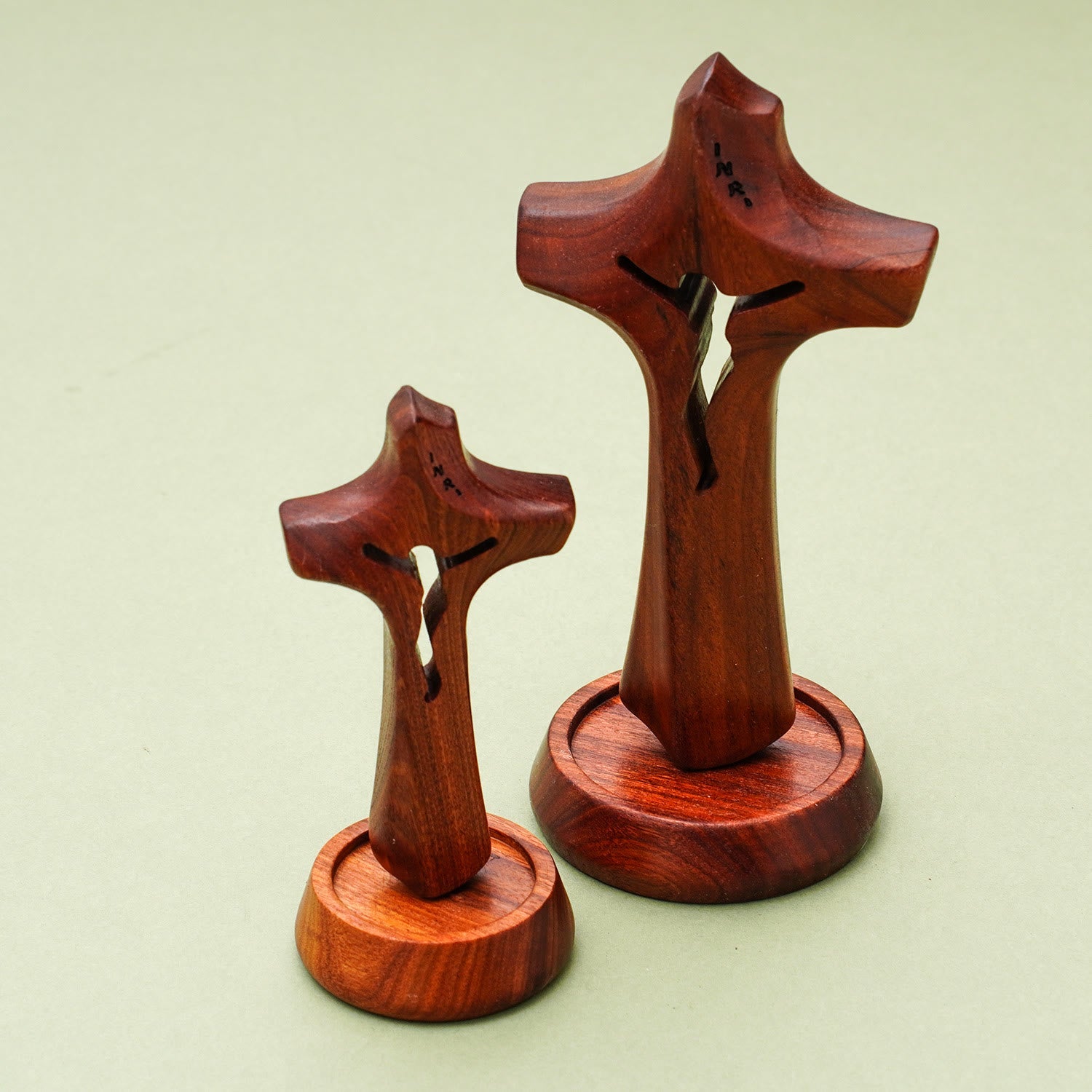 christiandiscipleshop Wooden Sacred Cross Desktop Ornament: Casting a Totem of Faith